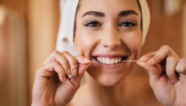 What is Dental Floss? How does one use it?